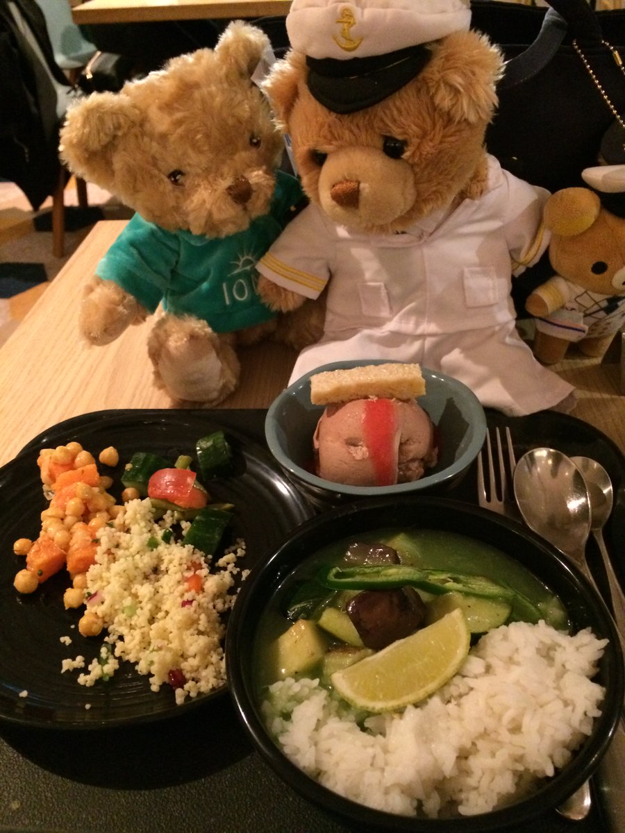 Day 2:  #lunch @ da Quays <a href="/pandocruises/">P&O Cruises</a> food court of fish an’ chips an’ trifl 4 dezrt.  #Afternoontea @ da buffet of falafel roll, tea-cake an’ cookie.  Bac @ da Quays 4 #dinner of salad, Thai green curry an’ choc mousse.  Mum Bree got tired so dad Pete took #Iona out 4 da nite.