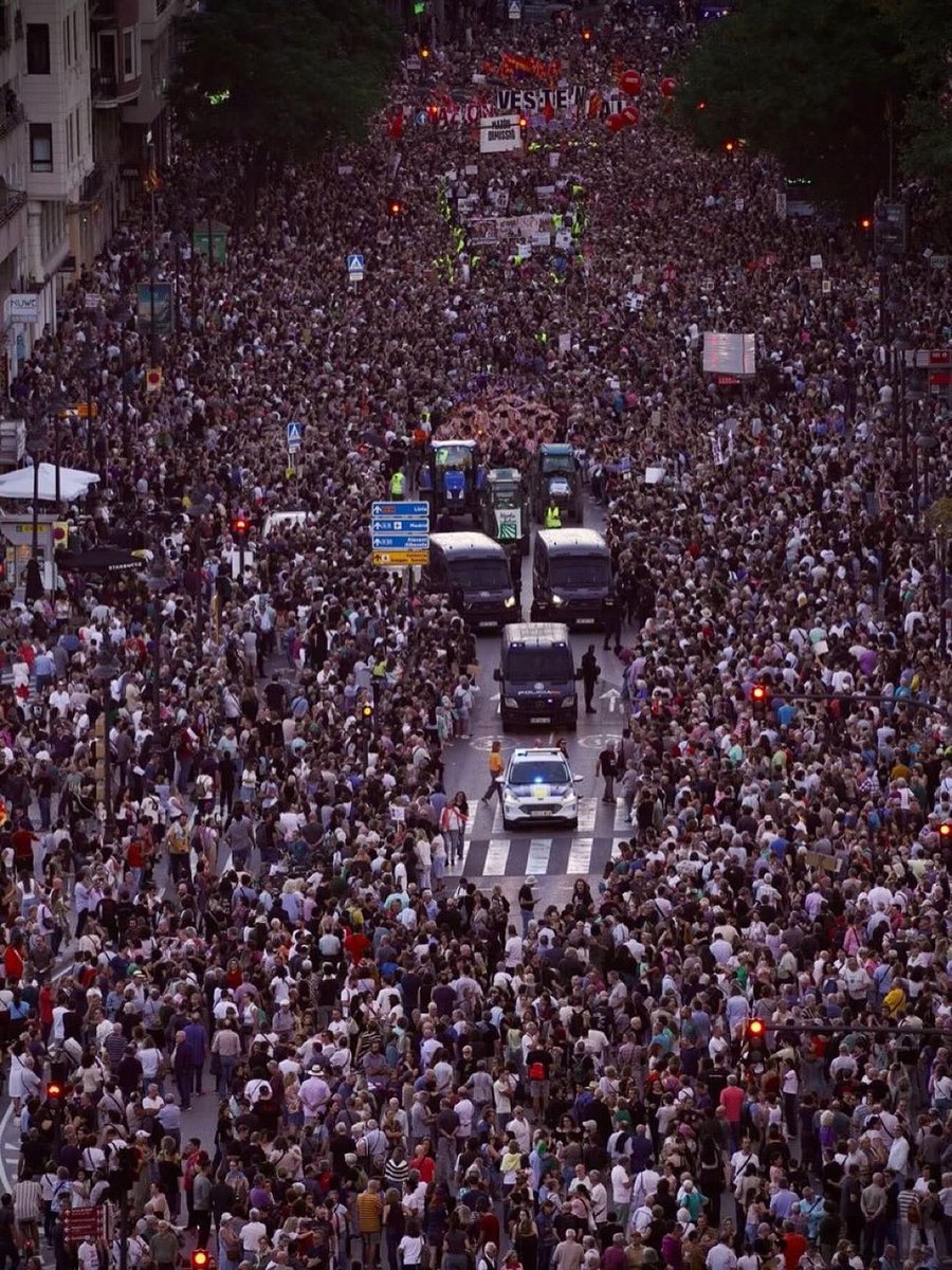 <a href="/ccoopv/">CCOO País Valencià</a> <a href="/isa_barrajon/">🔻Isa Barrajón</a> <a href="/CCOO/">COMISIONES OBRERAS</a> <a href="/UnaiSordo/">Unai Sordo</a> <a href="/ester_cg/">Ester Calderón</a> <a href="/XeloValls/">Xelo Valls Gregori</a> <a href="/educacio_ccoopv/">FECCOOPV</a> <a href="/FerranVGarcia/">Ferran V. Garcia-Ferrer</a> El poble valencià s’ha manifestat hui a València fent un clam #MazónDimissió