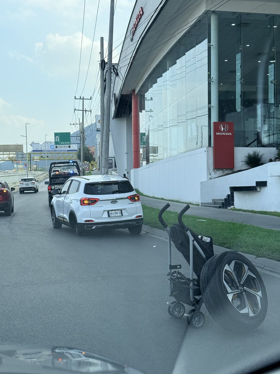 Camioneta pierde llanta trasera, Av. Leones Ote metros antes de Sevilla, #Precaución ⚠️⚠️⚠️, Unidad de Policía de <a href="/MtyNL_/">Monterrey NL</a> abandera en zona.