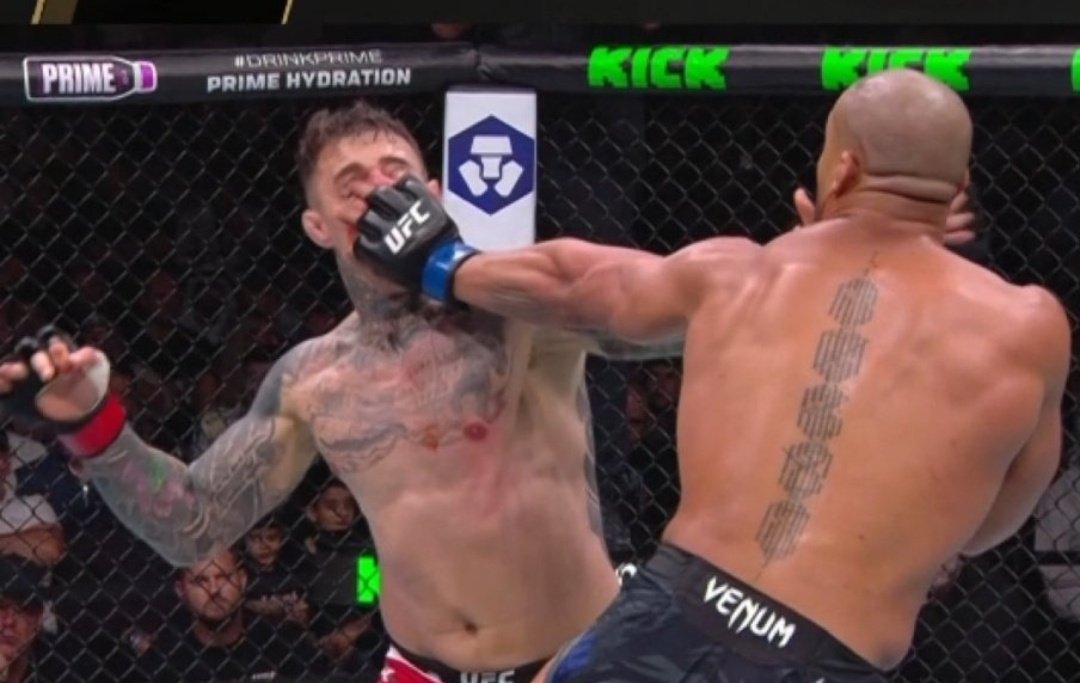 Aspinall finally knows what is like to be fingered by a UFC fighter 😭