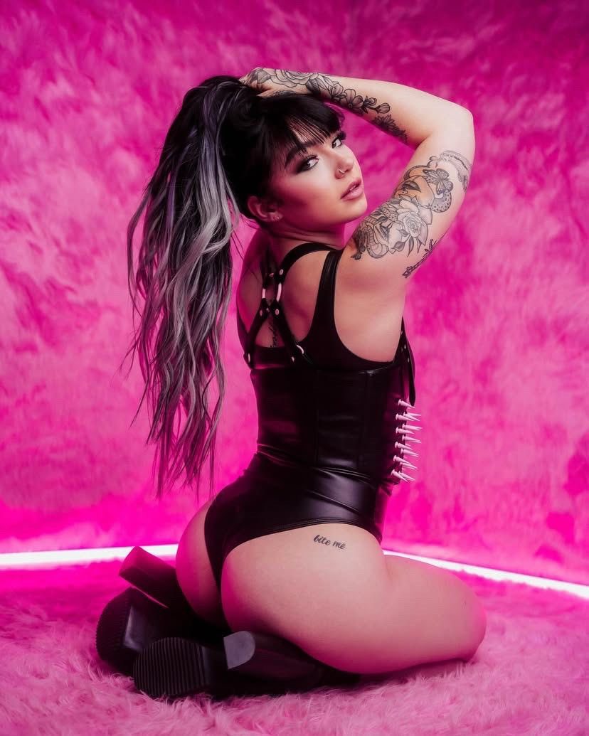 diva_league's tweet photo. WORLD WRESTLING
DIVA RUMBLE 🤼‍♀️
𝕊𝕡𝕠𝕟𝕤𝕠𝕣𝕖𝕕 𝕓𝕪…
@babes_wrestling 

Entrant numbers 27 AND 28 on their way to the ring!

5..4..3..2..1 🚨

@EMILYCIADOT 
Skye Blue

AND

@EliteCShowdown 
Torrie Wilson

#WWDR🤼‍♀️ https://t.co/PZgx3SoWdT