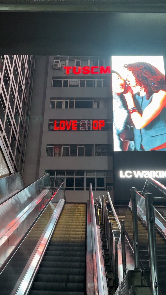 Arkadaşlar dayanamadım gittim, yağmur bile yağıyodu herkes çift çift gezdi öpüştü dans etti ben yine bulamadım. Mağazasına gittim aşk satılmıyomuş. Başaramadım geri dönüyorum, Ankara beni kaybetti…