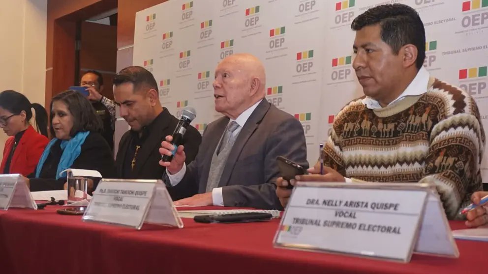 🔵#GrupoFides | #ANF #Democracia TSE adelanta entrega de credenciales a Rodrigo Paz y Edman Lara para el 3 de noviembre

Lea la nota aquí 👉acortar.link/WBfpJJ