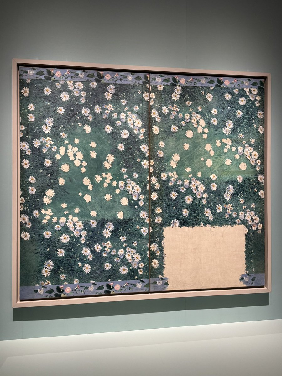 一昨日のこと。「オルセー美術館所蔵　印象派―室内をめぐる物語」#国立西洋美術館 の内覧会に参加してきました。
富豪画家、ギュスターヴ・カイユボットの《ヒナギクの花壇》1893年頃 （ジヴェルニー印象派美術館） に目が止まりました。
あまり印象派らしくないんだけど　笑。