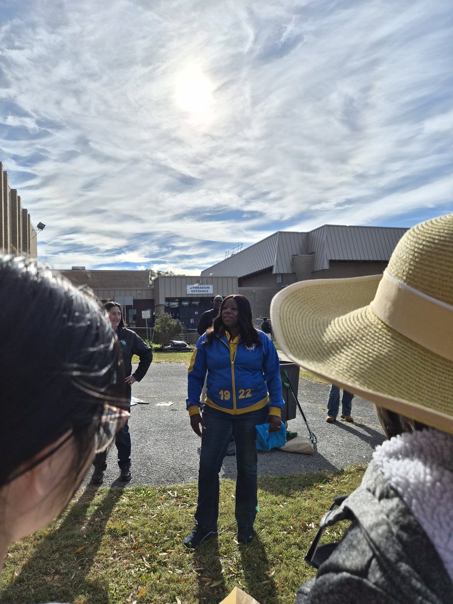 With PG County Executive Aisha Braveboy during her visit to <a href="/ihslapg/">IHSLARGO</a> for the Fall '25 Clean and Green: Elevate the Scene event. A HUGE thanks to our amazing volunters- teacher, parents, and students and to our principal, <a href="/NankinEdu/">Dr. Melissa Nankin</a>. <a href="/pgcps/">PGCPS</a>