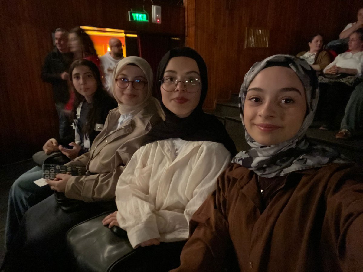 Trabzon İl Milli Eğitim Müdürlüğü tarafından başlatılan #TutElimdenÖğretmenim öğrencilerimizi sosyal, kültürel ve akademik olarak desteklemeyi amaç edinmektedir. 
<a href="/nrbngecer/">Nur Banu GEÇER</a> ’in koordinatörlüğünde yürütülen proje ile “Tiyatroya 🎭 Gitmeyen Kalmasın”..🎩 hedefindeyiz
<a href="/TrabzonArge/">TrabzonArge</a>