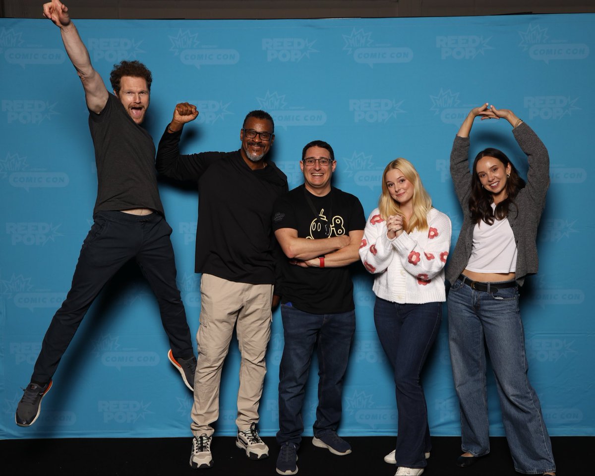 UncleDeador's tweet photo. @TylorHepnerArt Thank you to this amazing group of actors, who kindly agreed to do some character poses for my photo with them. Fun fact: Paul jumped so high in the first take he went out of frame so we had to do it again! You were all so great with us fans today, we are truly blessed. Thank you https://t.co/qut2dMNYvd