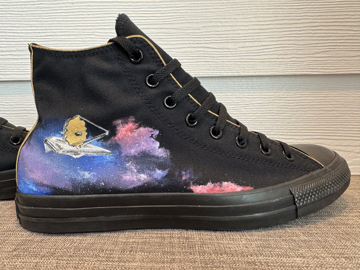 RocketGirlHarp's tweet image. I am opening art commissions again following a 10-month hiatus. I would love to paint your favorite galaxy, spacecraft, or Moon crater.