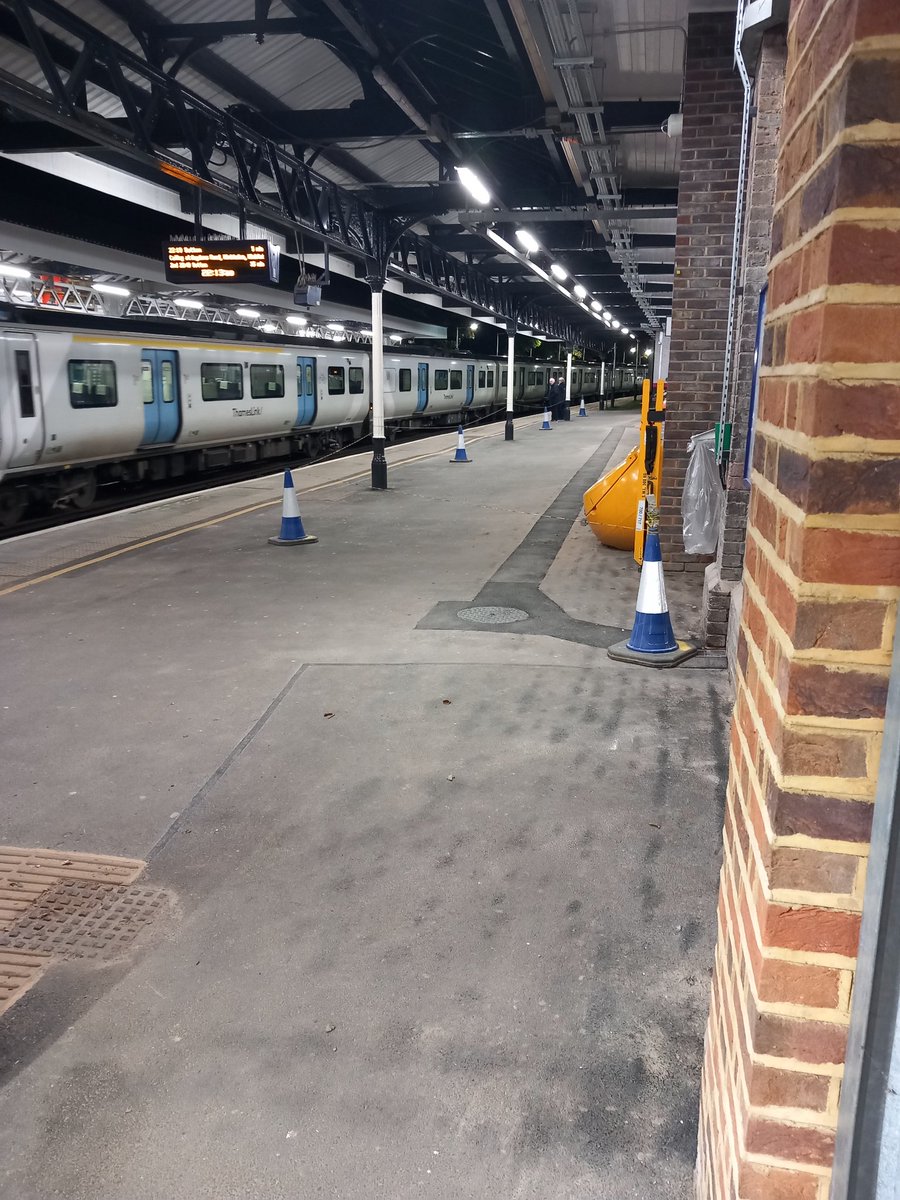 TheDrunk_Hulk's tweet photo. @TLRailUK Good evening it's 22.13 when I arrived on platform 2 at Tooting station contractors all week. Have this area cordoned off, unable to sit on the seats while waiting for the train the station is open for customers and trains still running https://t.co/3sy72AT1eI