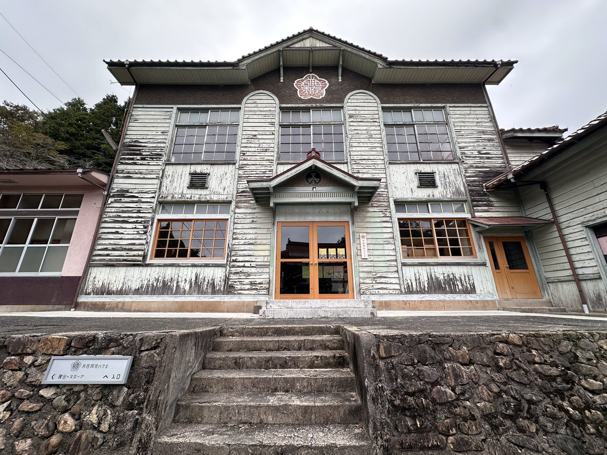 Yamaken1205's tweet photo. 念願の共存同栄ハウス。島根県立大学の学生たちに向けて講義。風景と集落の記憶を守り繋ぐために購入した心意気に改めて感動。最近は、土地に根付かず、現場を持たないコンサルや代理店や言論人も多いので、「場」をもつひとは尊い。 #共存同栄ハウス https://t.co/5TtftCkWdT