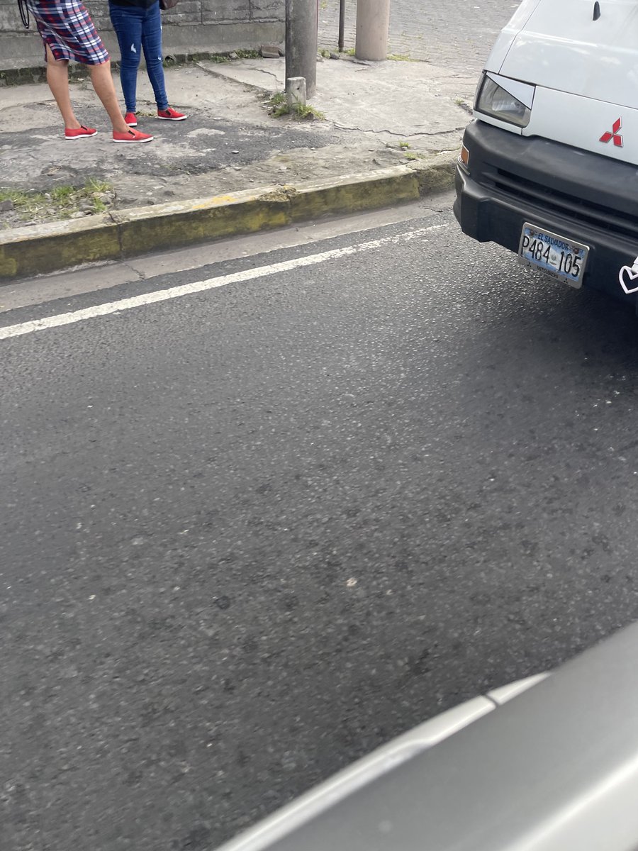 avila_olimpia's tweet photo. Señores ⁦@VMTElSalvador⁩ , SOS este señor es un atentado en bulevar del ejército. https://t.co/jCHBbqk4CJ