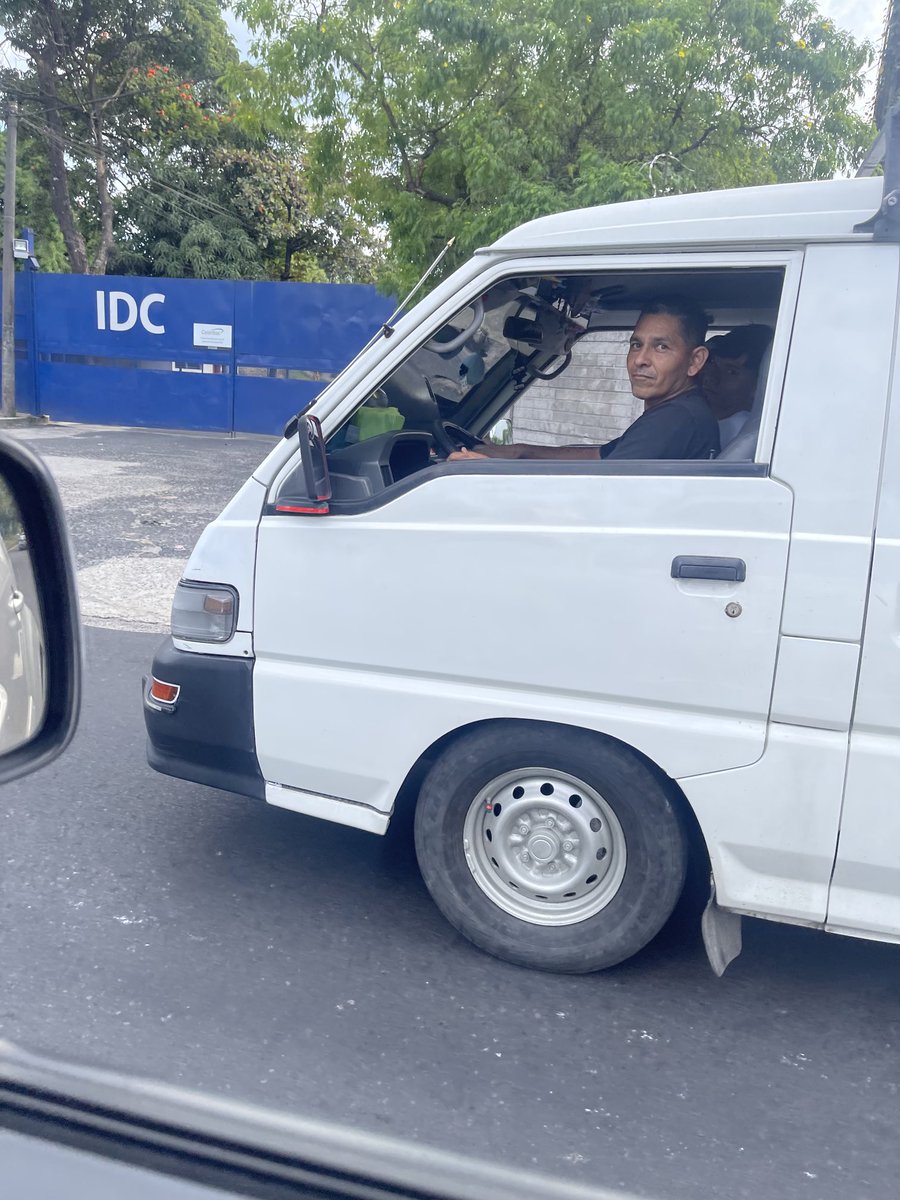 avila_olimpia's tweet photo. Señores ⁦@VMTElSalvador⁩ , SOS este señor es un atentado en bulevar del ejército. https://t.co/jCHBbqk4CJ