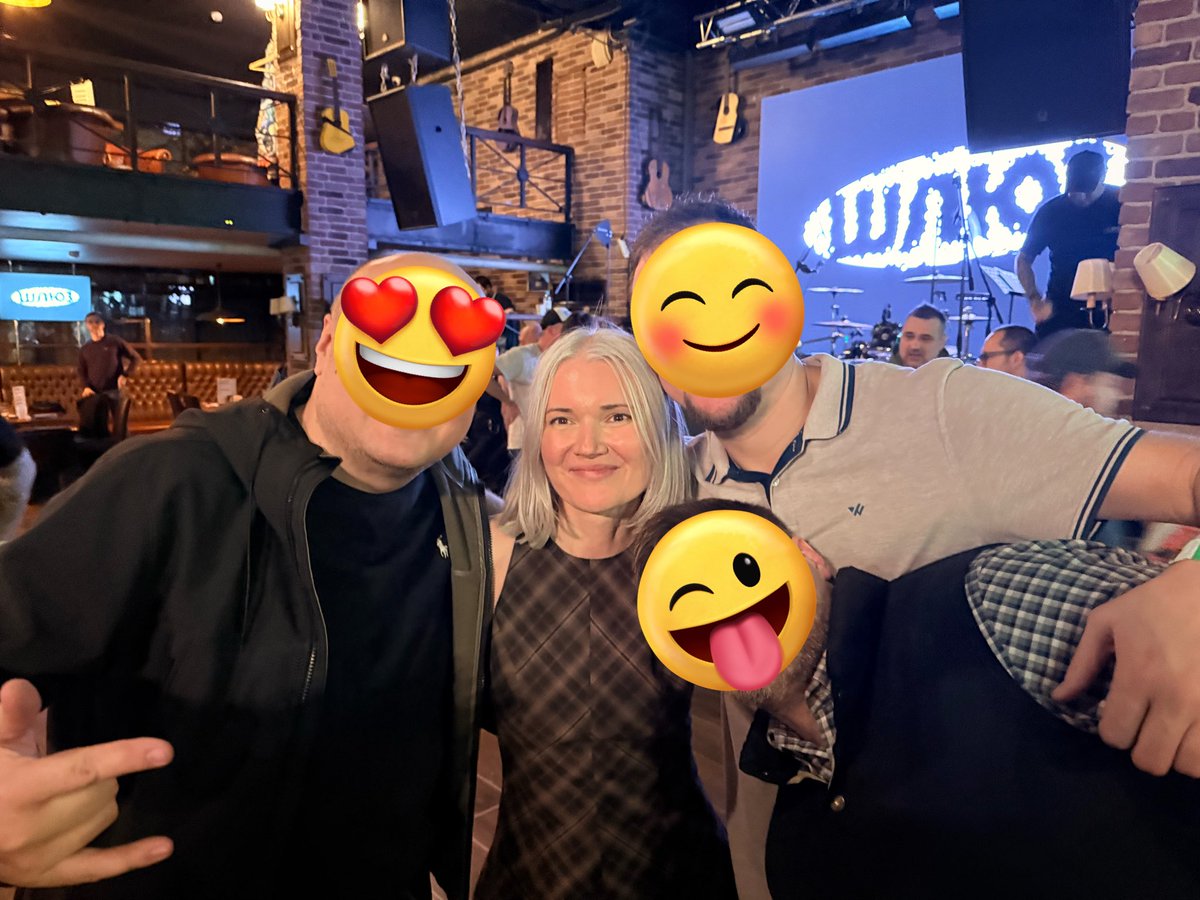 Набрал я своих друзей и предложил пойти на первый концерт ре-юнион гр. Шлюз! Ееееебать как мы кайфанули! Прям очень обильно присыпали песком танцпол! Оксане спасибо, что не забыла нашу ска панк тусу. Не передать прям, под кинули десяточек лет.)