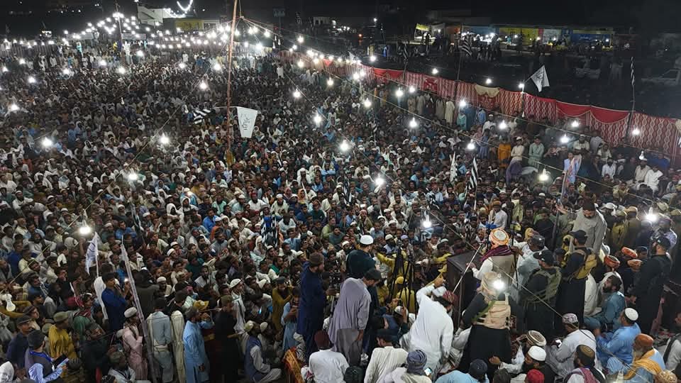 جمعیت علماءاسلام شاہ پور چاکر ضلع سانگھڑ کے زیراہتمام عظیم الشان فقیدالمثال تاریخ ساز عوامی اجتماع سے جے یو آئی سندھ کے سیکریٹری جنرل علامہ راشدمحمودسومرو  خطاب کررہے ہیں