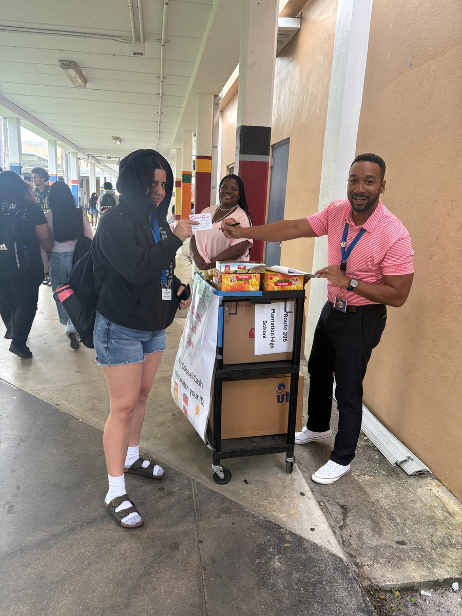 PHS_Shannon's tweet image. Students were excited to cash in their positive behavior points for some delicious snacks! 🍿🍫 The snack choices were a A1!  @PHS_Colonels #ColonelPride #MissionAPossible