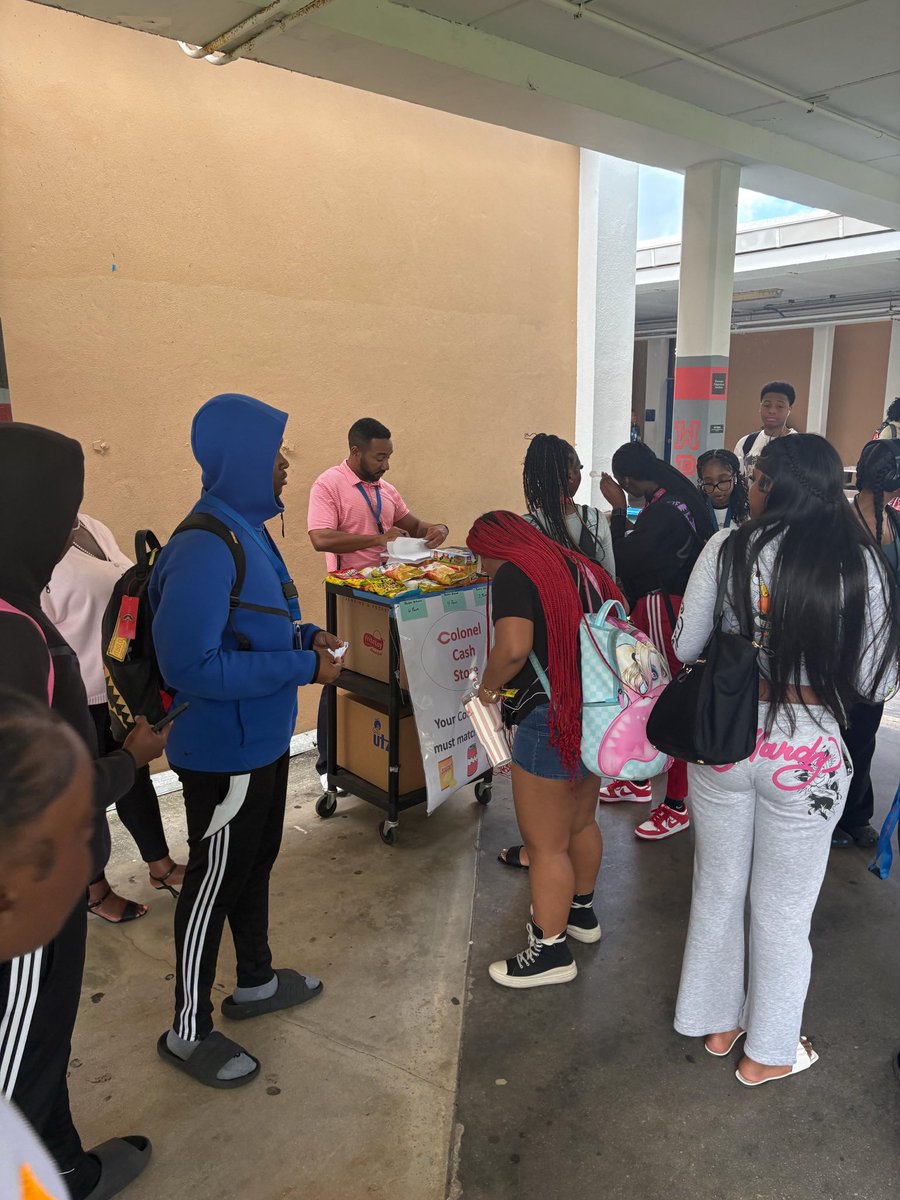 PHS_Shannon's tweet image. Students were excited to cash in their positive behavior points for some delicious snacks! 🍿🍫 The snack choices were a A1!  @PHS_Colonels #ColonelPride #MissionAPossible