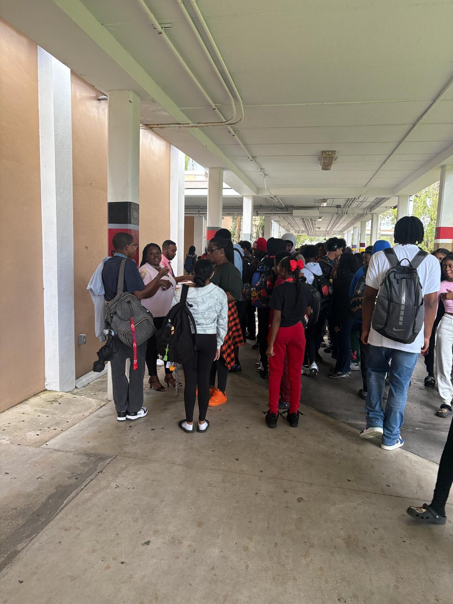 PHS_Shannon's tweet image. Students were excited to cash in their positive behavior points for some delicious snacks! 🍿🍫 The snack choices were a A1!  @PHS_Colonels #ColonelPride #MissionAPossible