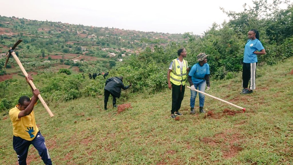 NderaV's tweet photo. Uyumunsi Taliki 25/10/2025 Mumurenge Wa Ndera, Urubyiruko Rwabakorerabushake Dufatanyije N'inzego zumutekano Nabaturage Twabyukiye mumuganda Wo gutera ibiti, Aho Twateye ibiti bigera ku 10,000 Murwego Rwo kubungabunga ibidukikije no kugira Kigali ikeye @CityofKigali @Rwandapolice https://t.co/HumWY69P1M