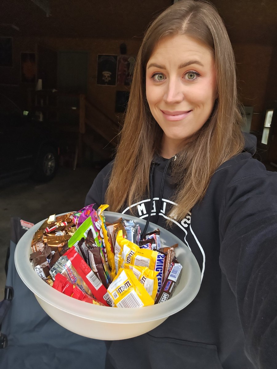 Samanthanolimit's tweet image. It's trick or treat time in my hood