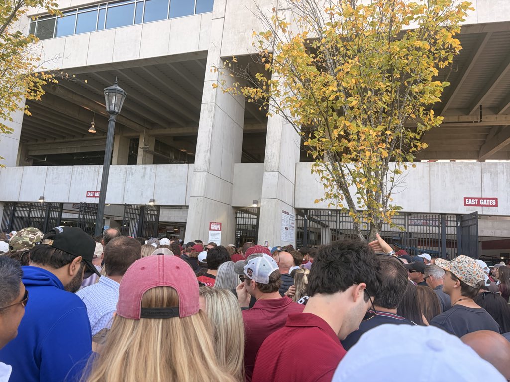 jgwtby's tweet photo. @JDonati_SC it’s 3:33 and we can’t get into the game east gates https://t.co/9wQgc1BTx5