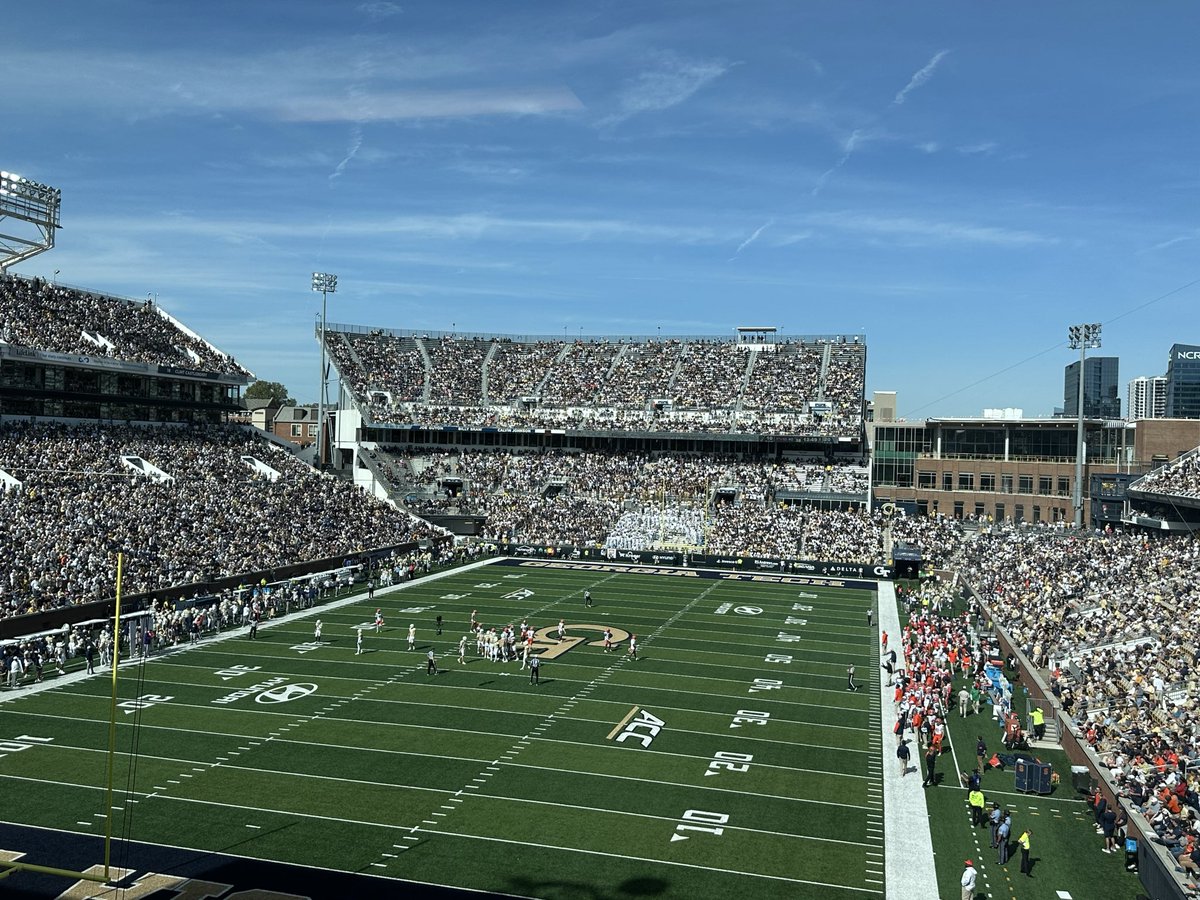 brentjones4's tweet image. THANK YOU FANS! 
What an incredible crowd, atmosphere and experience! #StingEm