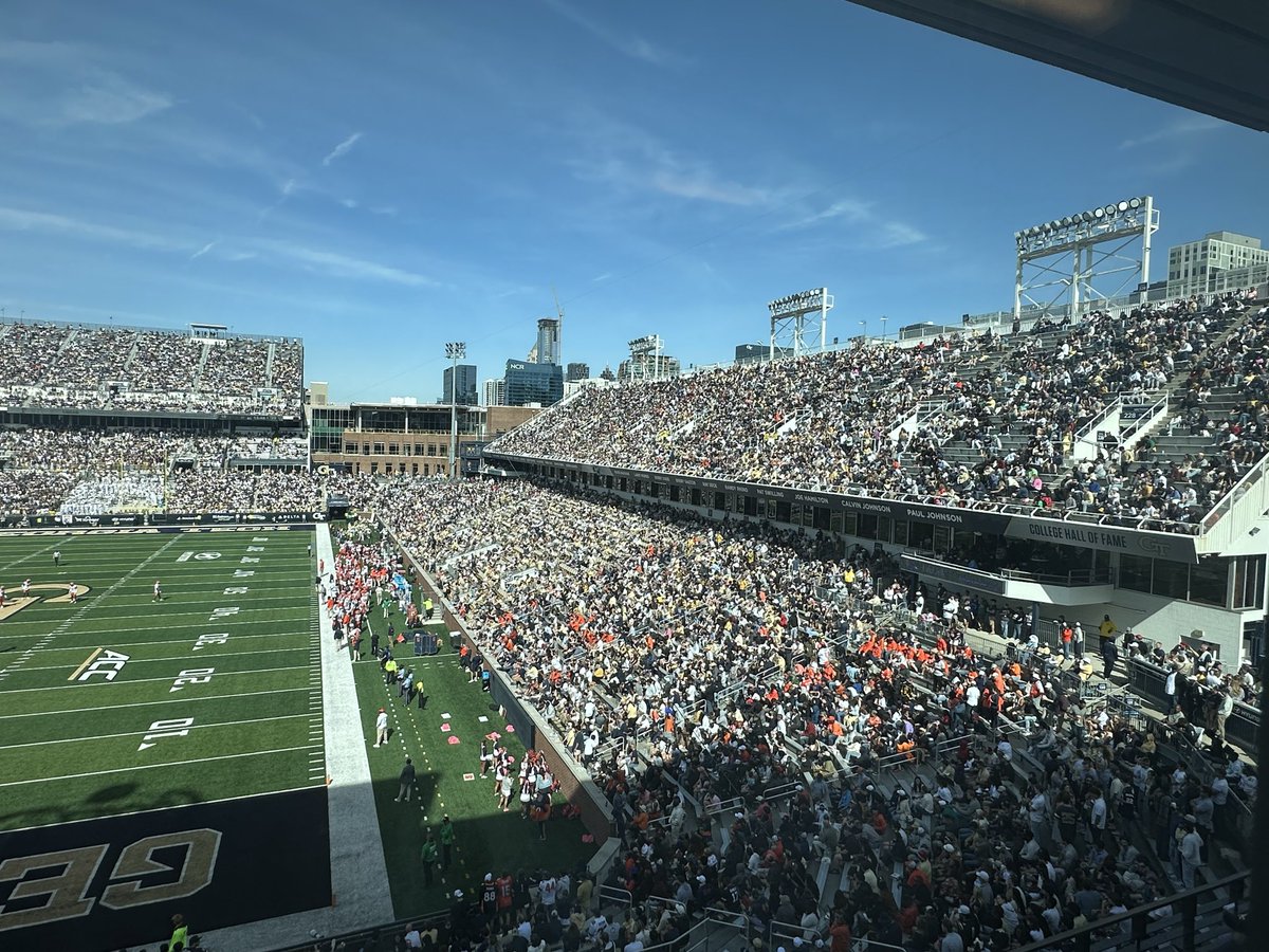 brentjones4's tweet image. THANK YOU FANS! 
What an incredible crowd, atmosphere and experience! #StingEm