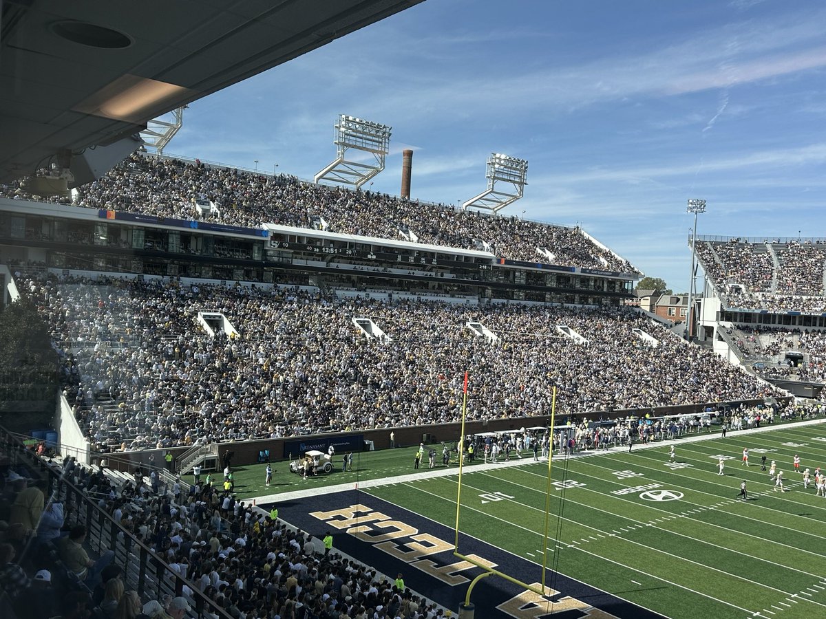 brentjones4's tweet image. THANK YOU FANS! 
What an incredible crowd, atmosphere and experience! #StingEm