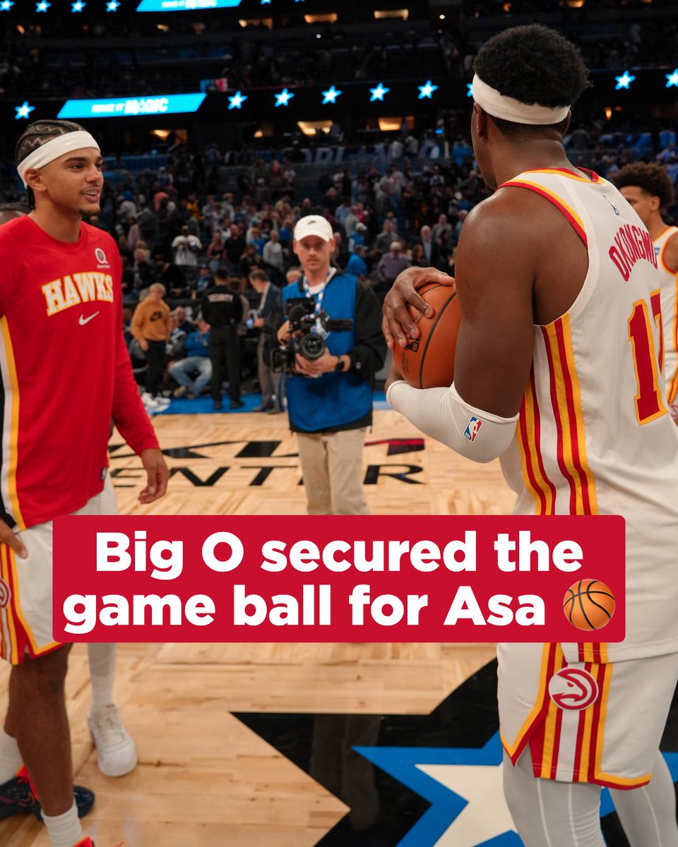 O made sure the kid got the rock for his first NBA points 🤝