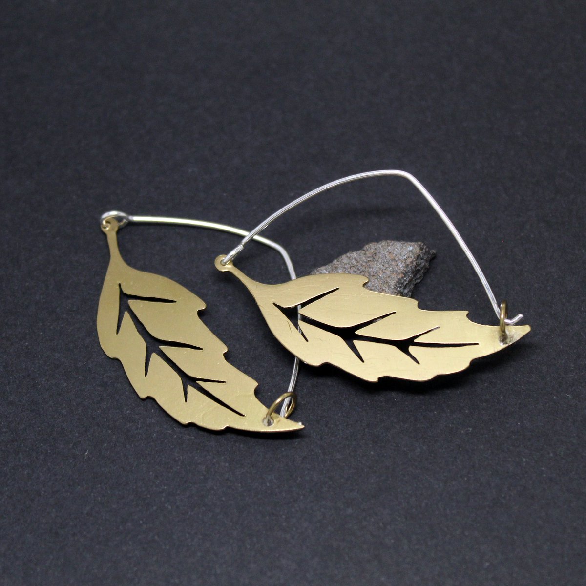 🍃 #Pendientes de latón y #plata925 con forma de #hojaUn diseño elegante y atemporal para llevar en un momento casual o un día especial.

👉 bit.ly/4cPoODU

#latón #hojasecas #brassjewelry #handmade #joyeríaartesanal #freeshipping #leaf #brassleaf