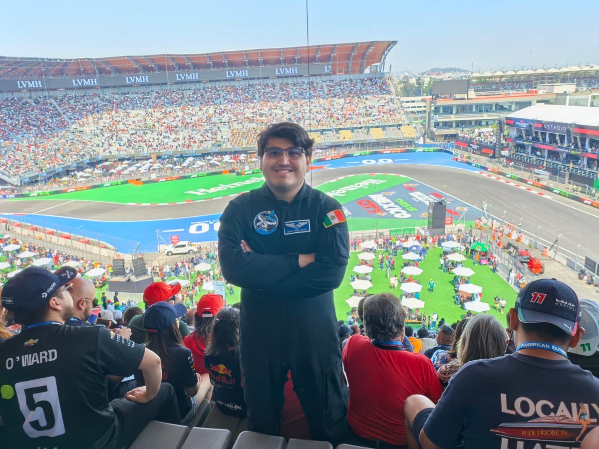 DiegoPrezR's tweet photo. #SERASpace 🧑‍🚀🇲🇽
Al ver el Gran Premio de la Ciudad de México pienso en cómo los pilotos de Fórmula 1 viven algo muy parecido a los astronautas: resisten fuerzas G que aplastan el cuerpo, confían su vida a máquinas milimétricamente diseñadas y dependen de la precisión absoluta para sobrevivir.

La F1 y los viajes espaciales son distintas caras de la misma pasión humana: llevar la ingeniería, la mente y el cuerpo más allá de sus límites. 🚀🏎️

Apóyame en el concurso de la Space Exploration & Research Agency para convertirme en el 3er mexicano en ir al espacio 🇲🇽