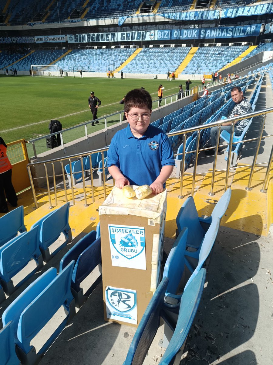 tribundergi's tweet photo. Adana Demirspor tribünlerinin minik müdavimi Ali Güngör, kendi yaptığı davulu tribüne getirip onu çalıyor. #ADS