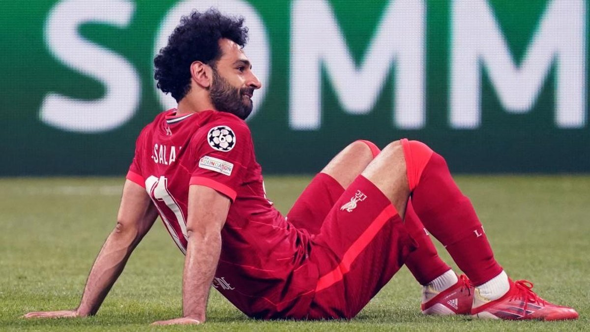 محمد صلاح سيء؟ نعم وألف نعم، صلاح من بداية الموسم مستواه سيء

لكن عاوز شخص واحد من اللي ليل نهار بينتقد صلاح _فقط_ يقول لنا من اللاعب مستواه حلو في الفريق؟

الأظهرة؟ حدث ولا حرج، بيقدموا زنا كروي بشكل شبه مستمر
الوسط؟ وسطنا شبه فاضي حرفيًا لدرجة ان لاعب منتهي زي كاسيميرو ممكن
