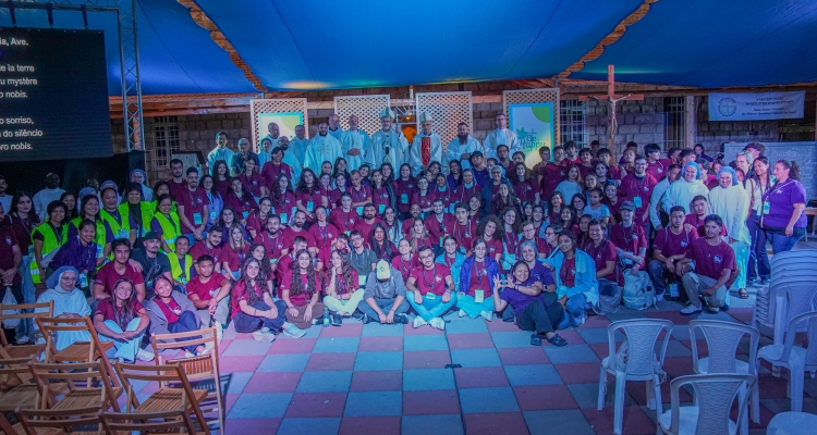 Hoy celebramos a Nuestra Señora, reina de Palestina. Como ven, su nombre en latín en su monasterio construido en 1927... año en que dicen que no existía ese lugar...
Cada 25 de octubre nuestros hermanos de Tierra Santa peregrinan hacia allí. No los olvidemos.
 <a href="/LPJerusalem/">Latin Patriarchate of Jerusalem</a>