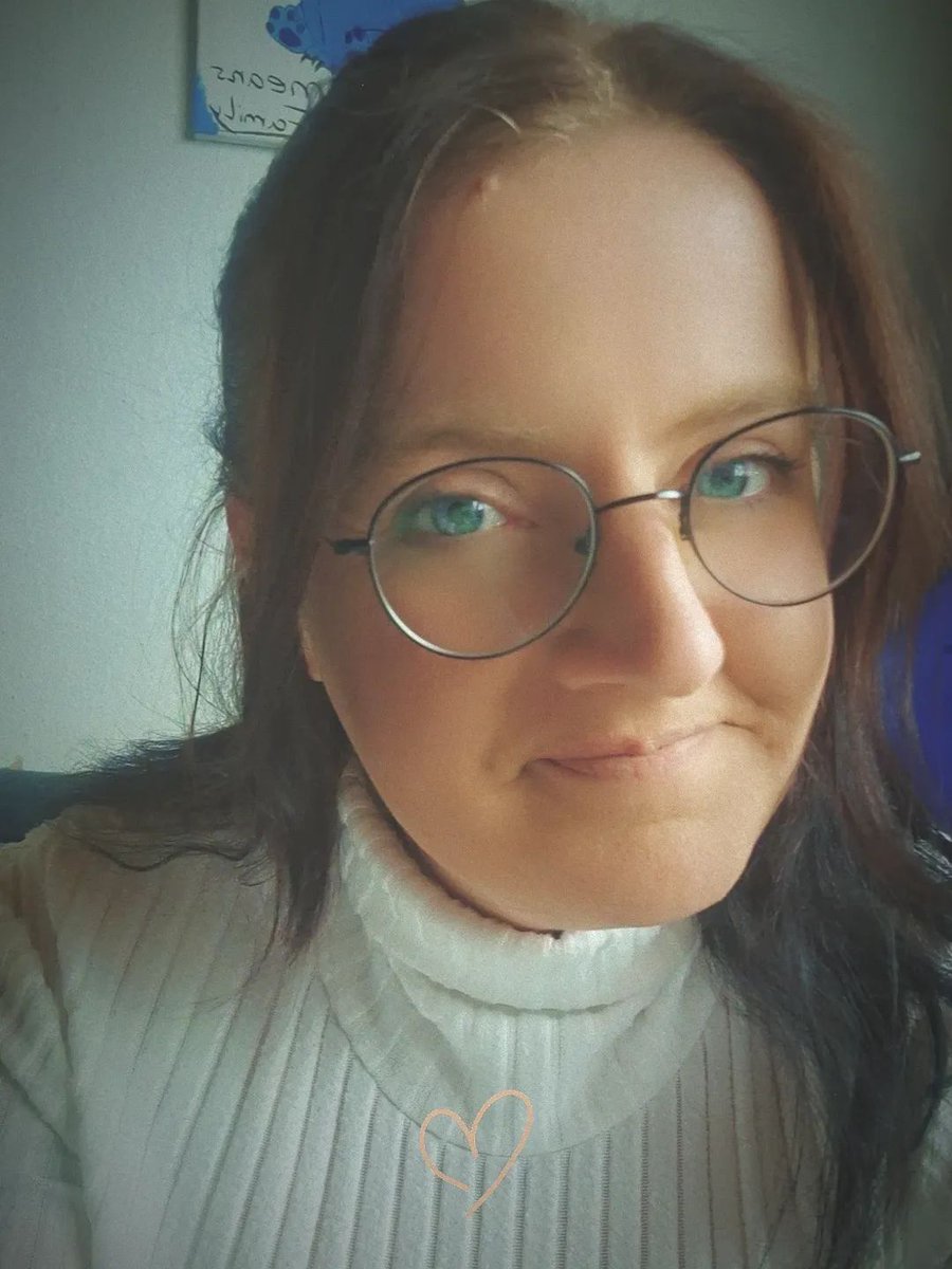last offical day of vacation 💫 
Ab und zu brauchen  die Seele und der Körper einfach Ruhe , um wieder Kraft zu tanken , damit sie wieder im Einklang sind . 
#urlaub #selfie #autumnvibes 🍂 
#musichealsthesoul 🧡🎼🎧