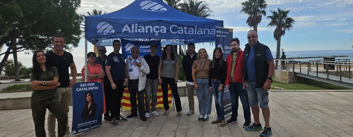 BaixCampAC's tweet photo. Avui, dia de profit a la parada d’ Cambrils i Hospitalet, donant a conèixer el nostre projecte de país. Cada vegada som més i més forts! 💙💙💙💙
#BaixCamp #ParadaInformativa #FemPinya #CatalunyaAC https://t.co/G5DVYHcdpT