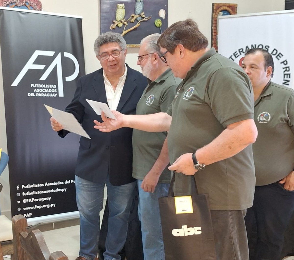 Ribetes de excelencia alcanzó este sábado 25 de octubre la segunda jornada del Seminario "Herramientas para la buena Comunicacion", una iniciativa del Club Veteranos de Prensa (CVP) y Futbolistas Asociados del Paraguay (FAP), con el.apoyo de ABC Color. 

(Se abre hilo)