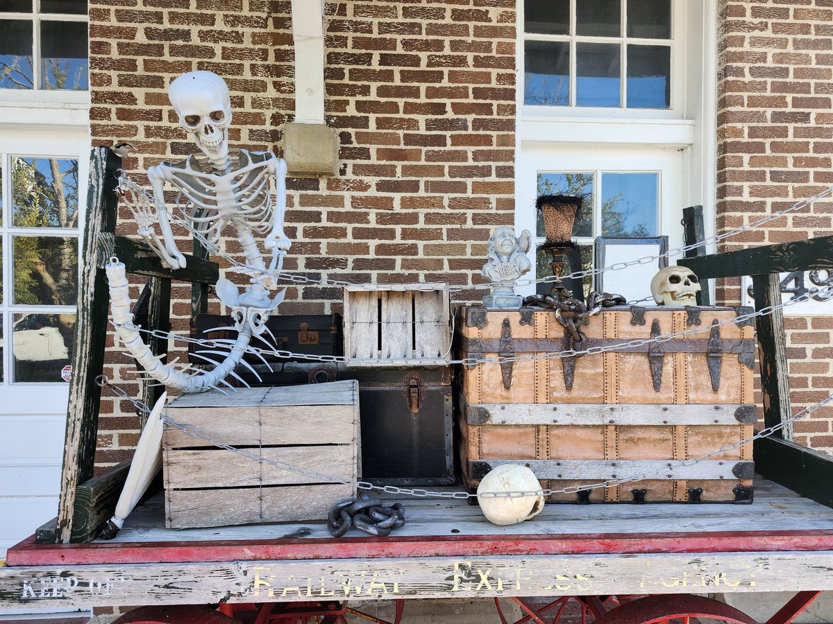 RhondaHendee's tweet image. Momma &amp;amp; are on mobile pawtrol downtown #Dunedin again #pioneerpark fur #diadelosmuertosfiesta keeping everypawdy safe from 💀 @ZombieSquadHQ #ZSHQ