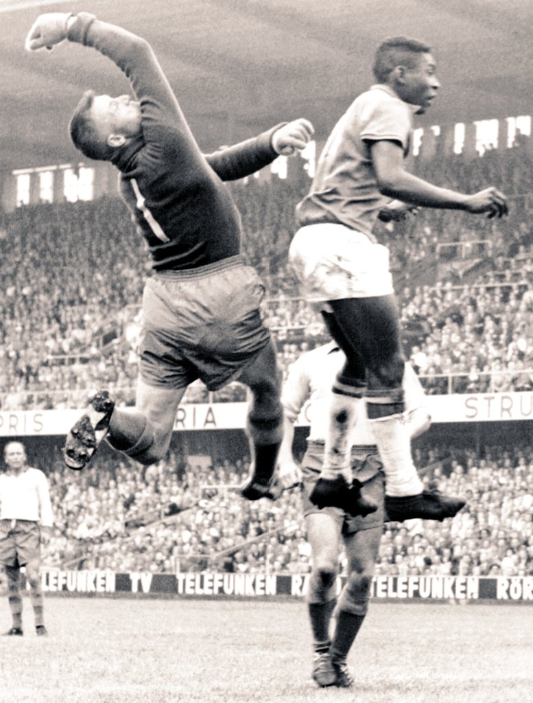 #Pelé anota de cabeza el 5-2 en la final frente a Suecia para darle el primer campeonato mundial a la selección de Brasil en el #Año_1958.