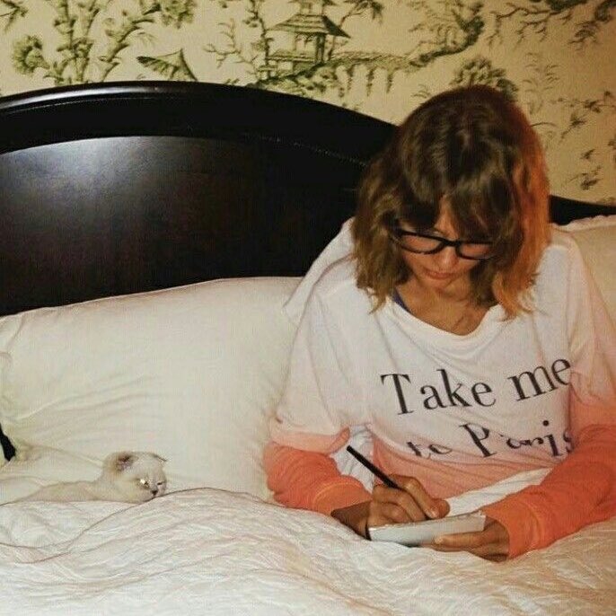 books that Taylor Swift has ever mentioned through interviews or songs - a thread