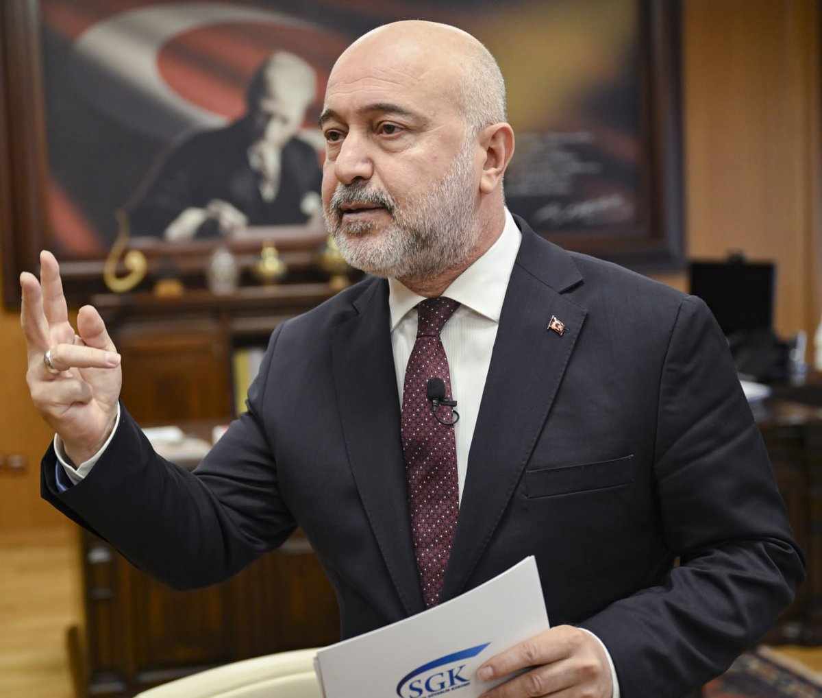 Emekli kaç yaşında ölsün
Sizi kaç yaş kurtarır? 😡
58 yaşında vatandaş 
Biyografisi aşağıda Beyefendi kimse sizin kadar şanslı olmuyor maalesef. 
1967 Çimenceğiz doğumlu olan Sayın Kaya, Orta Doğu Teknik Üniversitesi, İktisadi ve İdari Bilimler Fakültesi, Kamu Yönetimi Bölümünden