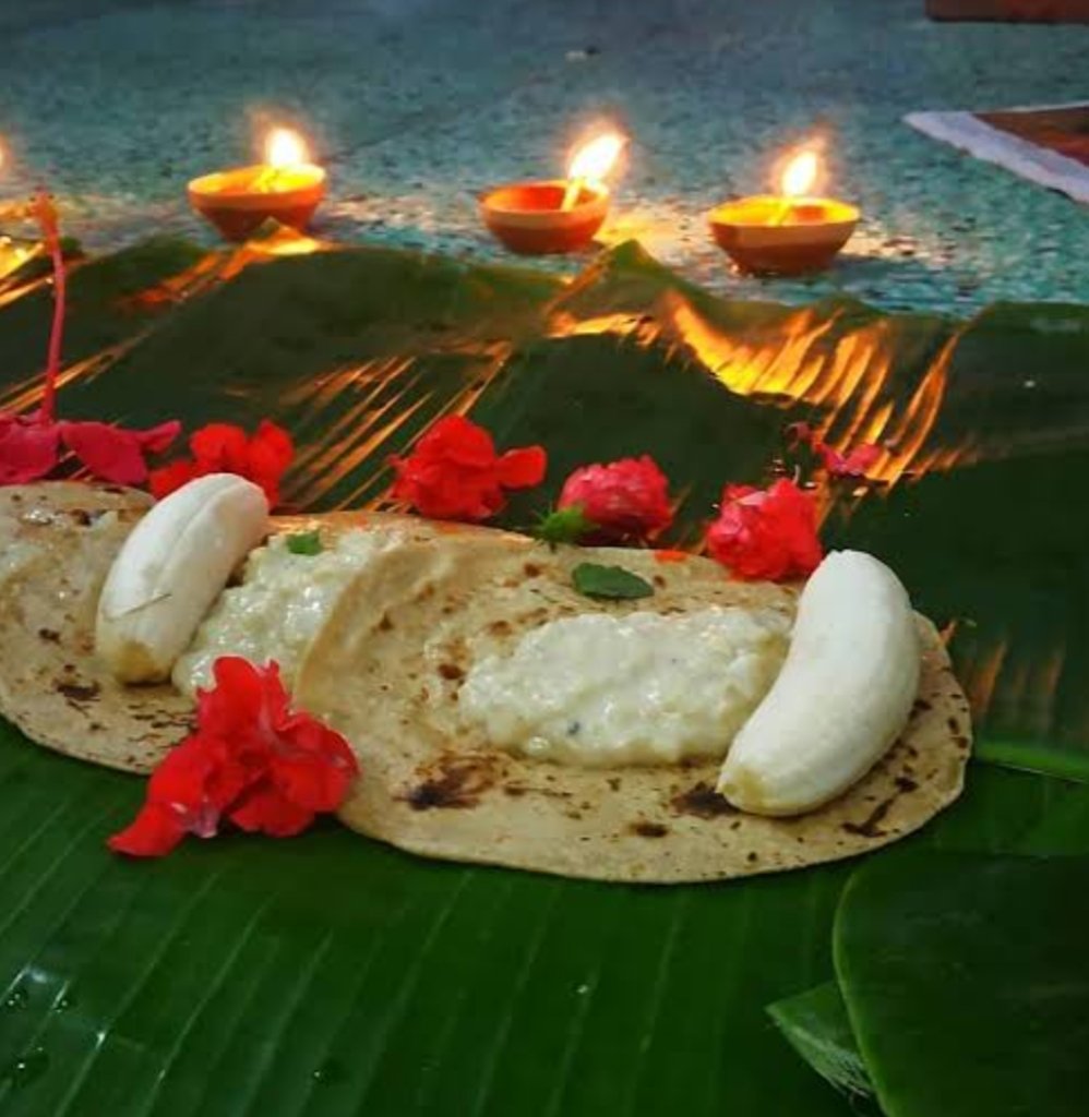 लोक आस्था के महापर्व #छठ के द्वितीय दिवस #खरना की मंगलमयी शुभकामनाएँ 🙏

छठी मइया की करुणा से हर जीवन में शुचिता, सौम्यता और समृद्धि का सौर्य प्रस्फुटित हो,
हर हृदय में आस्था का दीप प्रज्वलित हो,
हर गृह में स्नेह और शांति का संगीत बहे,
और हर मन में मातृत्वमयी मइया का आशीष झरता