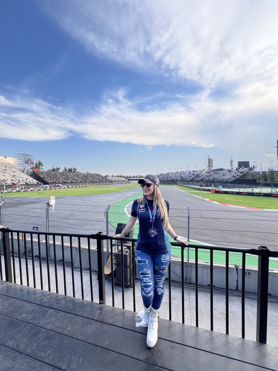 #Formula1 #f1twtselfieday #formulauno #autodromo #cdmx #Hamilton <a href="/F1/">Formula 1</a> <a href="/redbullracing/">Oracle Red Bull Racing</a> #redbull <a href="/CentroBanamex/">Centro Banamex</a> <a href="/LewisHamilton/">Lewis Hamilton</a>
