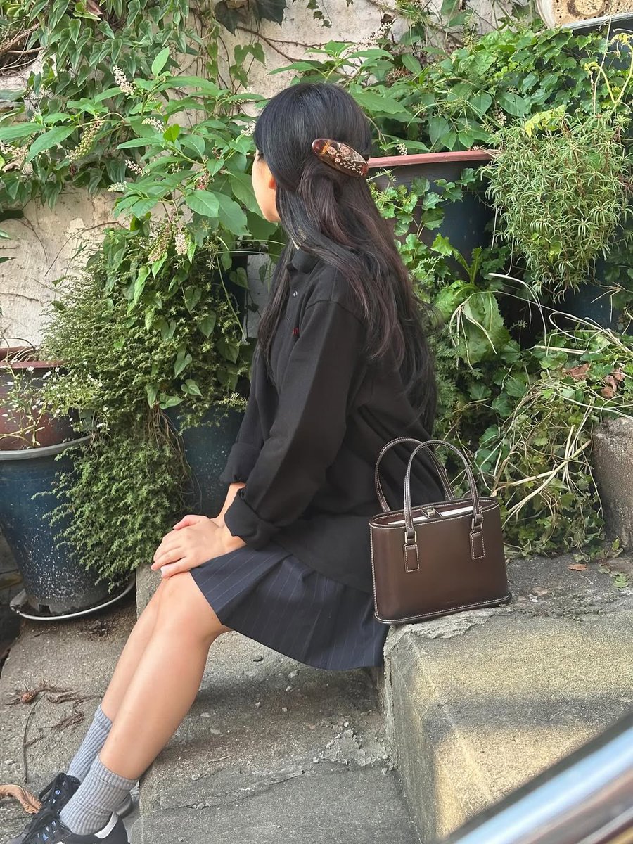 yerivmie's tweet image. 𓄹   𓈒 🩰 this whole look definitely carried the idea of soft autumn, a simple and classic touch defined in timeless perfection. 📦 therefore your girl have done it again; letting people mesmerized over my single appearance. ⁎̯͡ ʔ