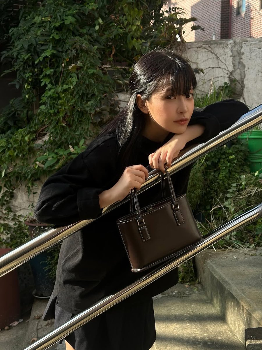 yerivmie's tweet image. straight out of a fairytale, blushed in golden flakes and shiny glow radiated by the heart your little girl bring. ✿ ៸៸ 👜 ˚ ₊ worldwide main distraction, a lovely phenomenon with so much spell to cast. 🕯