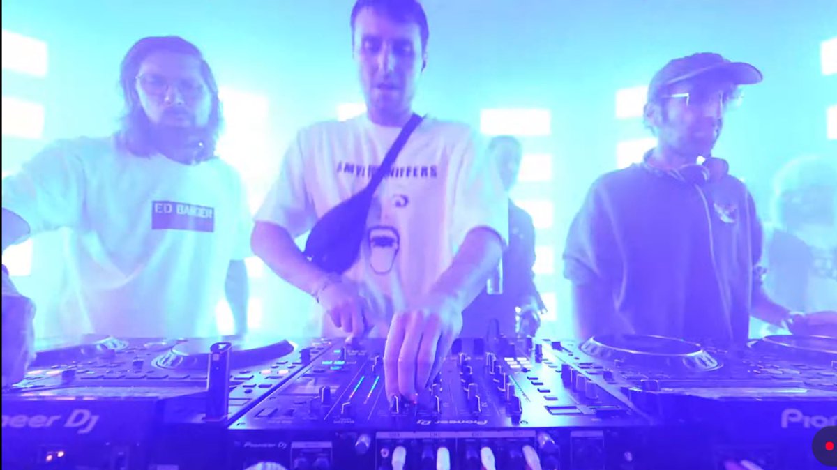 Ed Banger, Fred Again, and THE Thomas Bangalter going b2b2b… WOW! 

Thomas from Daft Punk (on the right) first time djing helmet-less since 2009!!