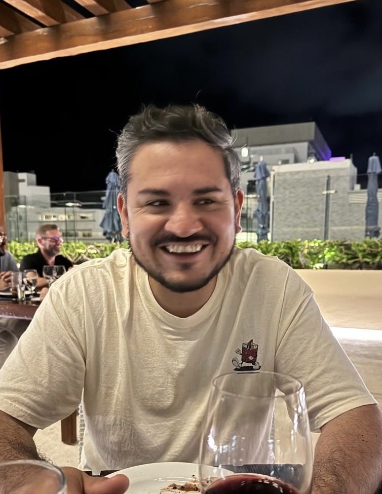 Las fotos que le tomo// las fotos que me toma.