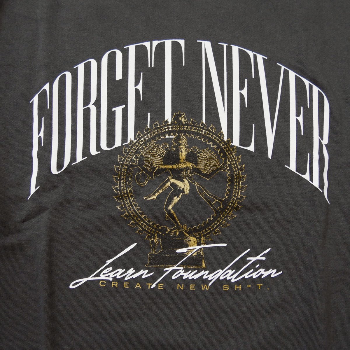 【DANCE OF DESTRUCTION SWEAT SHIRTS】

今期のテーマのグラフィックが落とし込まれたスウェット。フロントには踊りの神・シヴァ神が舞う。バックにはテーマのワードとブランドロゴをオン。
フロントのシヴァ神はゴールドでプリントされたこだわりのディテールをプラス。

forget-never.com/items/68d67d5c…