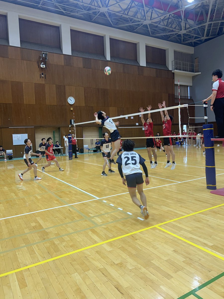 tokai_vb's tweet image. 【2025年度 東海秋季男子リーグ戦 入替戦】
Aコート第1試合
朝日大学(1部7位)vs中部学院大学(2部2位)
25-13
25-20
20-25
25-18
セットカウント3-1
朝日大学の勝利です!
朝日大学 1部残留
中部学院大学 2部残留