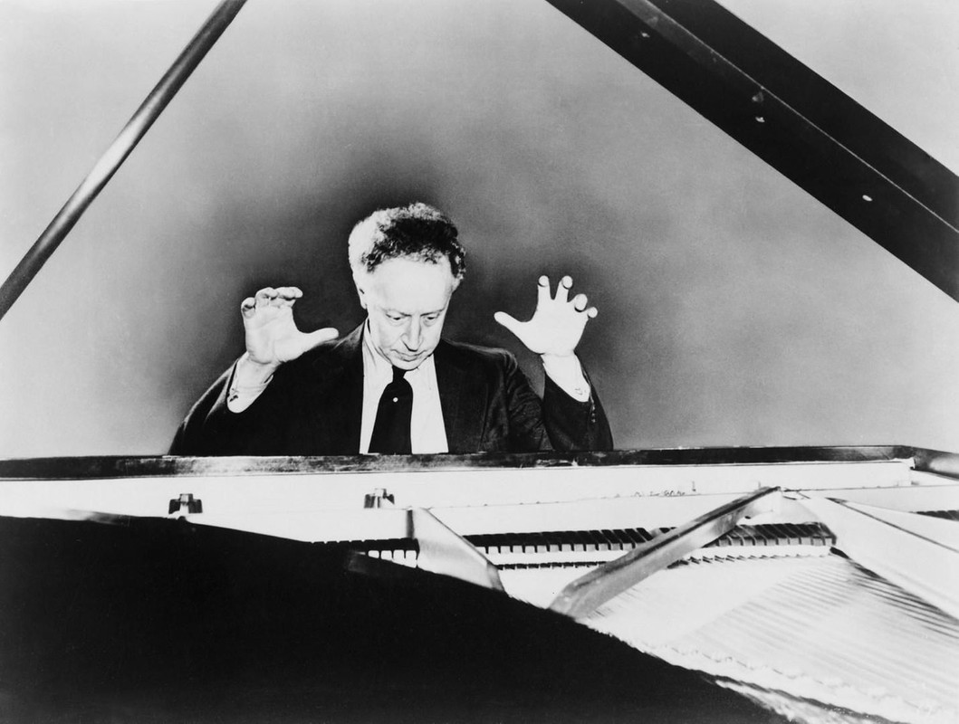 teds_list's tweet image. #didyouknow that legendary pianist Arthur Rubinstein had an amazing sonic memory? He was reportedly able to play entire symphonies in his head, even keeping track of how many movements had passed if he was interrupted! #pianotime #pianist rfr.bz/t1ada20