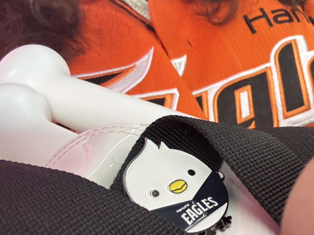 응원하면 더울까바, 얇게 입고 추우면 유니폼입지 뭐 했는데, 버스를 기다리는 동안 추웠슴미다.
누가버ㅏ도 야구보러가는 사람 되버림,,